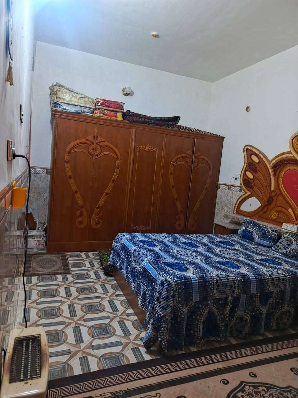 سلام عليكم بيت 100متر للرهن في حي الندا يحتوي عله غرفتين و مطبخ و استقبال و ٤ صحيات  مدت الرهن سنه مقابيل مجمع الاميرات السكني. *********** التواصل
