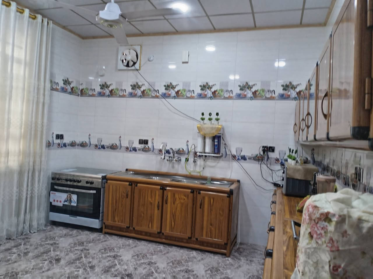 #السلام عليكم بيت للبيع
حله فـــــي السياحي قرب 
المدرسه الامانيه
____
المساحـــــــة // 425م  #طابـــــو زراعـــــي سنـــــد 25 
يتكون البيت من طابقين
#الطابق الاول ⬇️⬇️
غــــــــرف اثـنيــن
 وصالـــــــــة وهـــــــــــول ومطبـــــــــخ ومجمــــــــــع صحيــــــــات وگـــــــــراج وحديقــــــــــة ...
#الطابق الثاني⬇️⬇️
 غرفه واحده 
 ومجمـــــــــع صحيــــــــــات ...

#جدا نظيف بناءه 
# السيراميك جدران والأرضية كاشي 
#
سعر البيت جيد جداً..
للاستفسار اكثر الاتصال على الرقم 
***********
