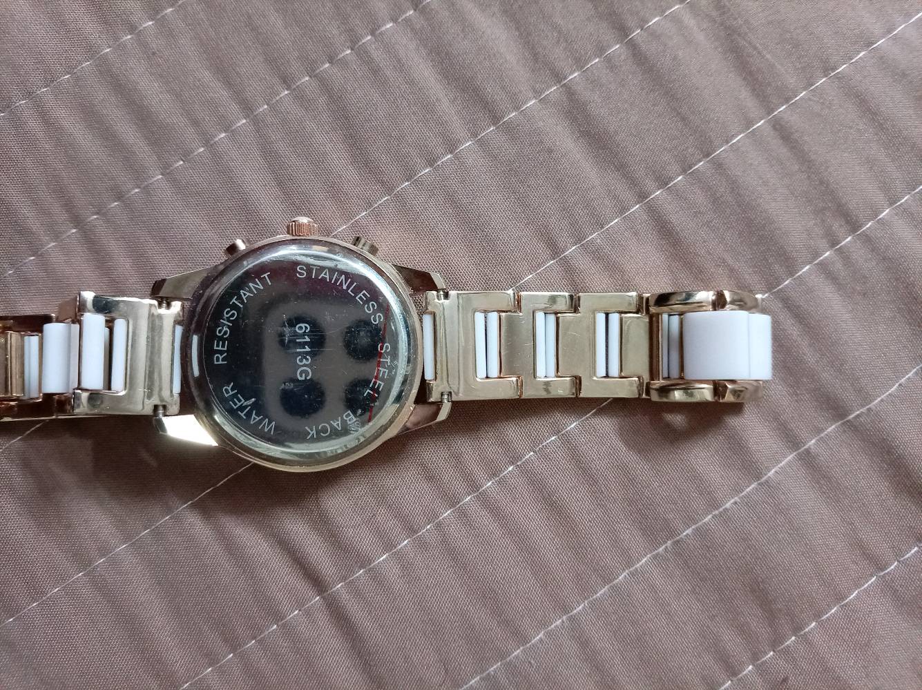 ساعات يد أنيقة ومتنوعة للرجال والنساء، تشمل علامة "Olivia Burton" بتصميم زهور جميل وبسيط وساعات ستانلس ستيل فاخرة. جميع الساعات بحالة جيدة ومثالية للمناسبات اليومية والاستخدام الرسمي. مثالية كهدية أو لإضافتها إلى مجموعتك الخاصة.