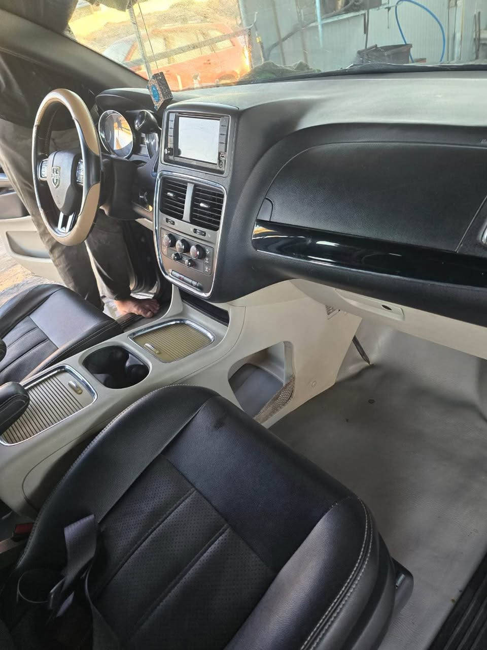 سلام عليكم جميعا
دوج كرفان 2019 
فول واحد ع واحد 
أبواب كهرباء 
جنطة كهرباء 
تشغيل عن بعد 
كراسي جلد 
محرك و كير بشرط 
سيارة حادث مرفق بل صورة جدا جدا بسيط 
صبغ 2 قطعة فقط ما اعرف ليش صابغي للعلم حادث جدا بسيط 
سيارة حيل حلوة برغي مابيها نقص 
تبريد تدفة شغال 
تخم تاير جديد  
سيارة الي بالك 
رقم بغداد بسمي هزة جديدة
مكان سيارة بغداد 
رقمي *********** بغداد, العراق
