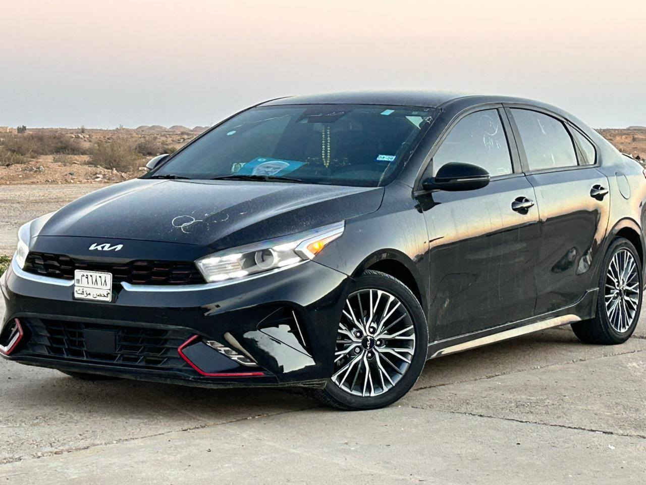 للبيع كيا فورتي GT Line موديل 2024
 • الفئة: GT Line
 • فول مواصفات ما عدا فتحة السقف
 • اللون: أسود
 • الممشى: 20 ميل فقط
 • رقم فحص مؤقت

الضرر:
 • جام لغ خلفي
 • ربع الباب الخلفي

⸻ بجم كبس 

المواصفات والتجهيزات:

🚗 المحرك والأداء
 • محرك 4 سلندر 2000 المرغوب 
 • قير أوتوماتيك
 • أوضاع قيادة (Sport / Normal)

🛞 الويل والتصميم الخارجي
 • ويلات رياضية ألمنيوم GT Line
 • مصابيح أمامية LED
 • إضاءة نهارية LED
 • مرايات جانبية كهرباء مع إشارات
 • جناح خلفي GT Line
 • عادم رياضي (ديزاين GT)

🛡️ الحساسات والرادارات (أنظمة السلامة)
 • حساسات أمامية
 • حساسات خلفية
 • رادار النقطة العمياء (Blind Spot)
 • رادار الخروج عن المسار (Lane Assist)
 • رادار الاصطدام الأمامي
 • نظام التنبيه من التصادم
 • نظام المحافظة على المسار
 • نظام الثبات الإلكتروني
 • مانع الانزلاق
 • كبح طوارئ

📸 الكاميرات
 • كاميرا خلفية واضحة
 • خطوط ديناميكية مع الحركة

🧠 الداخل والراحة
 • تشغيل بصمة (Push Start)
 • مفتاح ذكي
 • شاشة وسطية كبيرة
 • شاشة معلومات رقمية
 • Apple CarPlay & Android Auto
 • تحكم بالمقود
 • نظام صوتي ممتاز
 • مقاعد جلد + قماش (GT Line)
 • تحكم كهرباء بالمرايات
 • مكيف قوي
       استيرن حرف D
 • USB / Bluetooth

⸻
السعر 155 و بي مجال بسيط 

📞 الهاتف: ***********
📍 العنوان: بغداد – مجمع الزهور – النعيرية
