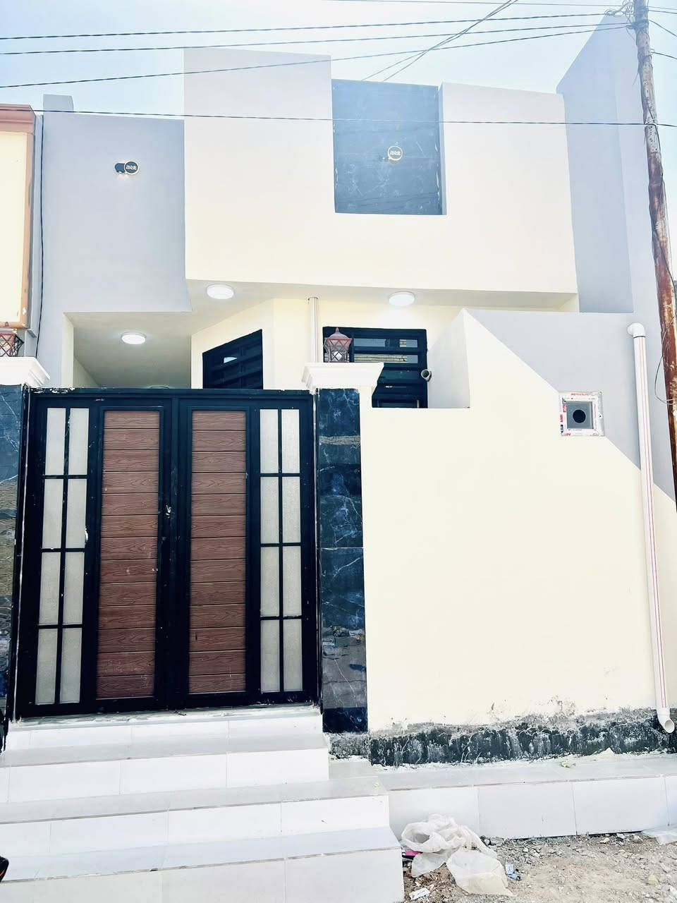 سلام 🙋‍♂️ عليكم
يقدم  عالم العقار دار جديد بسعر مغري جدا دار متكامل بناء جديد كامل المواصفات والخدمات
وكهرباىيات 

#دار_مساحه_١٠٠_م 

طابو زراعي سند ٢٥ صرف دار جديد متكون غرفة وصالة ومجموعة صحيات ومطبخ واستقبال بخريطة متناغمة جدا
بناء جديد 

العنوان: النجف الاشرف_ #ملحق ميسان _خلف سكله الكرعاوي 

 السعر  ٤٣💥💥💥
بناء ممتاز 
بناء ممتاز درجة اولى خريطة جميلةجدا وبناء ع وفق المود الحديث 
اي استفسار او اتصال يرجى التواصل عبر الارقام او المراسلة عبر الواتساب:
*********** 📞📞
***********📞📞
