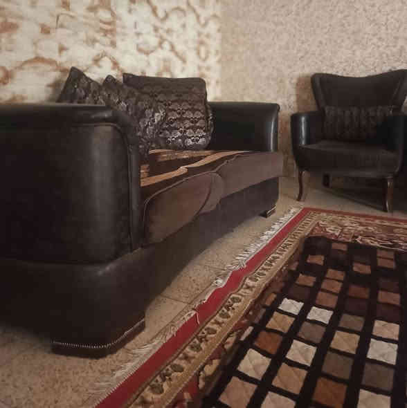 سلام عليكم اغراض منزل نضيفه
تخم 10 مقاعد جلد وقماش تزكام مو سوكي المقاعد خشب بلايود 
تخم 8 مقاعد تركي نضيف 
كاونتر المنيوم نضيف ومناسب  
اللاستفسار ***********
