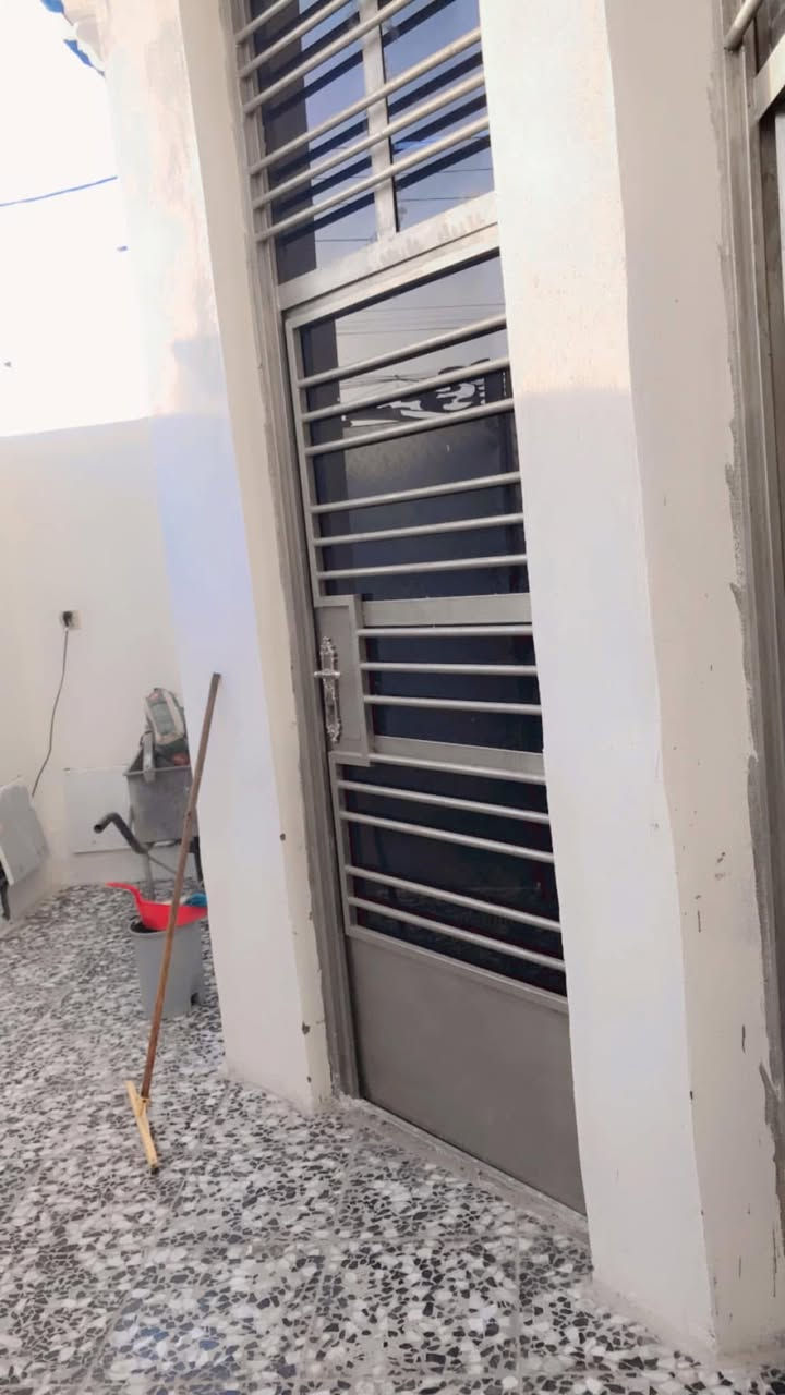 سلام عليكم بيت للبيع في حي دجله قرب المدرسة المساحه 100 طابقين سند 25  ***********
