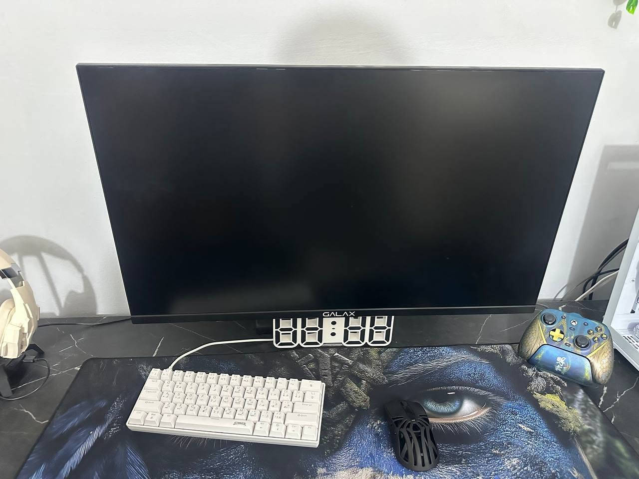 سلام عليكم للبيع استخدام كلش قليل 🔥سيت اب  Setup Gaming & Work متكامل للبيع 🔥
إذا تبحث عن سيت أب نظيف، أنيق، وقوي للألعاب، التصميم أو العمل، فهذا العرض مناسب إلك.

📦 محتويات السيت أب:

🖥️ كيس Gaming احترافية (لون أبيض)
المواصفات:

- ✅ المعالج: Intel Core i5-14400F
- ✅ كرت الشاشة: RTX 5060 Eagle OC
- ✅ اللوحة الأم: Gigabyte H610M V3 DDR4
- ✅ الرام: 16GB (2×8) Lexar 3200MHz
- ✅ التخزين: Crucial M.2 NVMe Gen4 سعة 1TB
- ✅ مزود الطاقة: Galax 500W
- ✅ مبرد مائي للمعالج
- ✅ الكيس: Zeus Z9 White
- ✅ مراوح RGB وتبريد ممتاز، والكيسة بحالة ممتازة وجاهزة للاستخدام.

🖥️ شاشة من GALAX فريم165  2k

⌨️ كيبورد ميكانيكي بحروف عربية وإنكليزية.

🖱️ ماوس Gaming خفيف وسريع الاستجابة.

🎮 يد تحكم Xbox متوافقة مع الكمبيوتر.

🎧 سماعة احترافية مع ستاند 

🪑 كرسي مكتبي مريح 

🪵 طاولة مكتب واسعة عمق 60 سم وعرض 180سم

🕒 ساعة رقمية LED 

🖤 ماوس باد كبير يغطي مساحة المكتب بالكامل.

✨ جميع القطع استخدام شخصي، نظيفة جداً، والسيت أب جاهز للاستخدام مباشرة بدون أي ملاحظات.

📩 للاستفسار عن السعر أو أي تفاصيل إضافية، راسلني على الخاص او اتصل واتساب ***********
