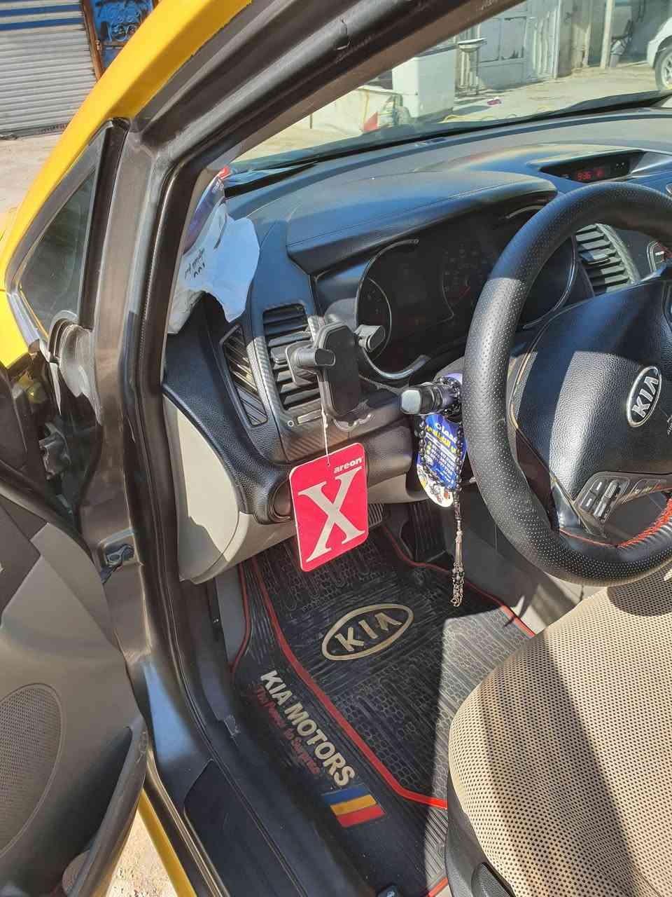 سلام عليكم سيارة فورتي وارد امريكي مديل 14 مكفوله شواصي ولغود وبجم وصندوك مكفوله الله يشهد  جاهزه من كلشي مال جناي ياخذه ويترحملي 
عارضه ١٠٠ $ وبيه مجال 
مكاني مدينه لصدر قطاع 19

للإستفسار  .... ***********
