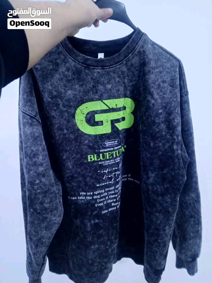 عندي تيشيرتين مميزين للبيع، الأول تيشيرت أسود بجيوب بارزة مع تطريز أبيض خفيف، مناسب للإطلالات الكاجوال أو الرياضية. الثاني بلوزة بلون رمادي مع تصميم مميز على الصدر بلون أخضر، يجمع بين الراحة والأناقة في آن واحد. كلاهما بحالة جديدة وجاهز للتوصيل داخل العراق.