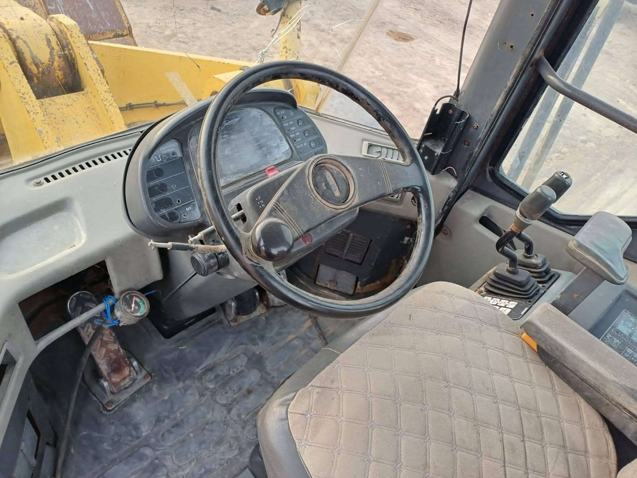 شفل كوماسو للبيع مكينه كمنز جديده منفيس مديل ٢٠٠١  سعر 120 وبيه مجال ***********
