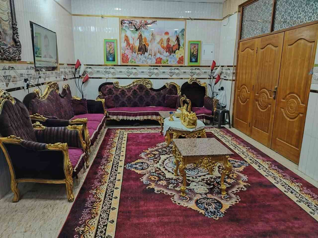 السلام عليكم دار للبيع في بغداد حي آور قرب مؤسسة المصطفى و خلف محطة المرتضى خلف الشارع التجاري مباشرتاً المساحة 150 متر طابقين الواجها 10 و النزال 15 يتكون الدار من 4 غرف نوم الطابق الأول يتكون من استقبال و مطبخ و صالة كبيرة و غرفة نوم و و صحيات الطابق الثاني يتكون من 3 غرف نوم معى صالة كبيرة صحيات للإستفسار أكثر اتصلو على الرقم ***********.
