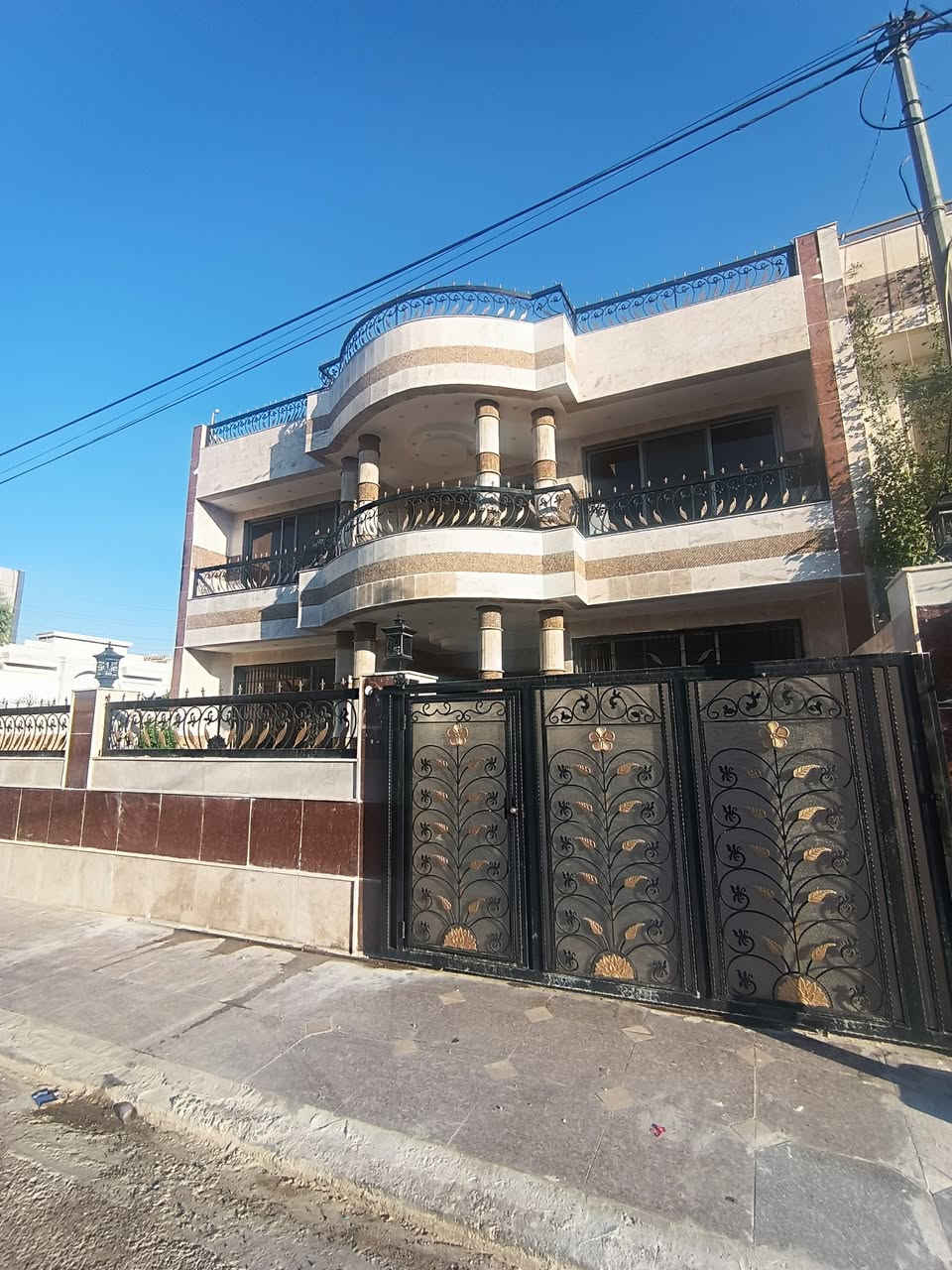 بيت للبيع داخل المربع الذهبي في اربيل 
بسعر جدا مناسب في منطقة 32 بارك 

🔹جدا قريب من شارع 100 مترى 
🔹مساحة البيت: 250 متر مربع 

▪️بلوك الاول
▪️بناء درجة اولى
▪️ديكورات ملكية
▪️كواليتي ممتاز

🔹يتكون البيت من: 
• مدخل (كراج) حديقة + استقبال  + صحيات ضيوف
• 2 صالات + مطبخ حار وبارد + صحيات
• 5 غرف نوم (سويت) + بالكون كبير 
....................
راسلونا #وتساب للاطلاع على فيديو كامل 
....................
للحجز والاستفسار:
 ***********
 ***********

