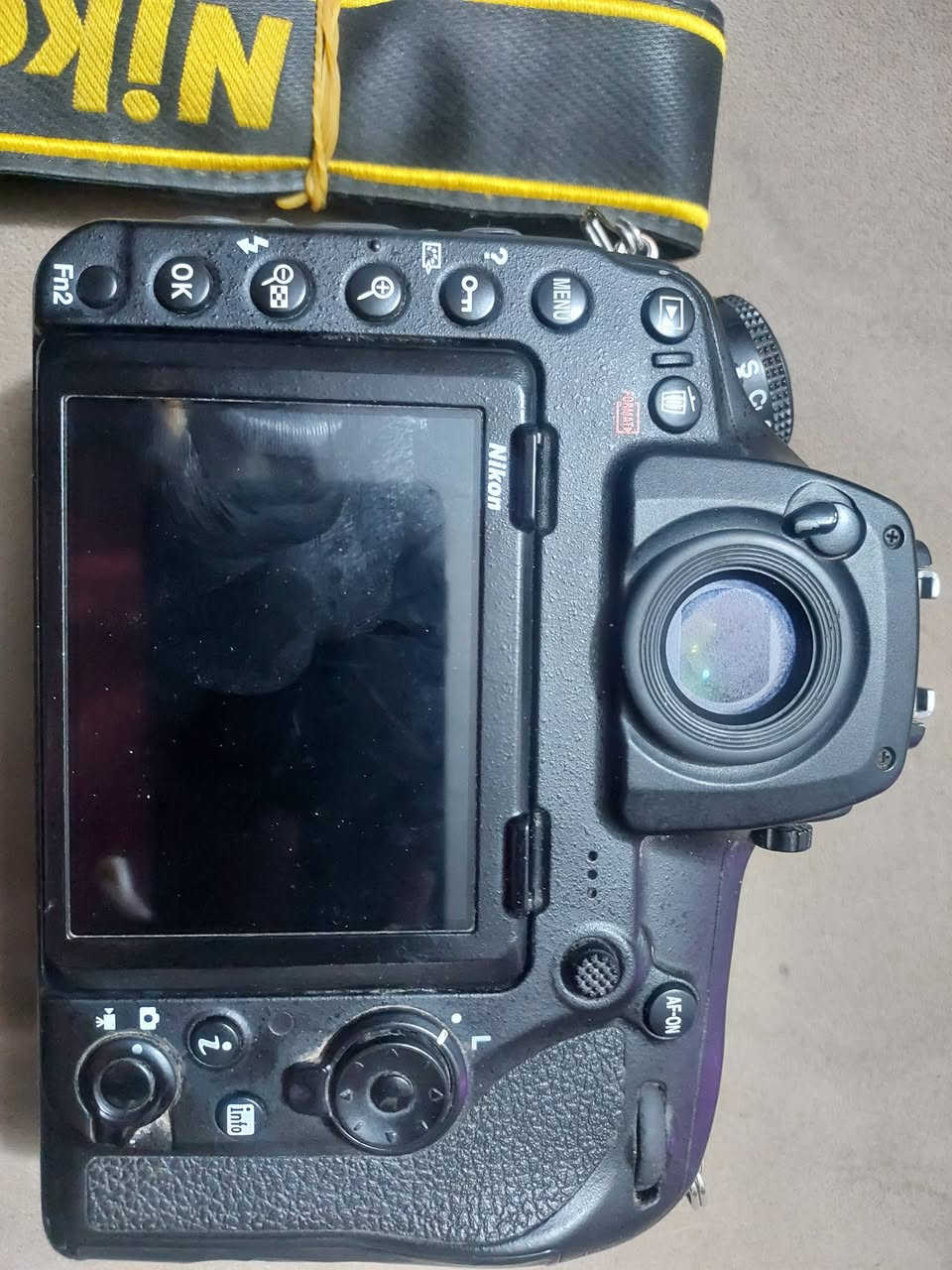 السلام عليكم نيكون D850 فقط بدي الملحقات كارتون وحزام كتف وشاحنه وبطاريه بالنسبه لشتره عالي او مراوس شعدك دزلي خاص مكاني بغداد ***********واتساب
