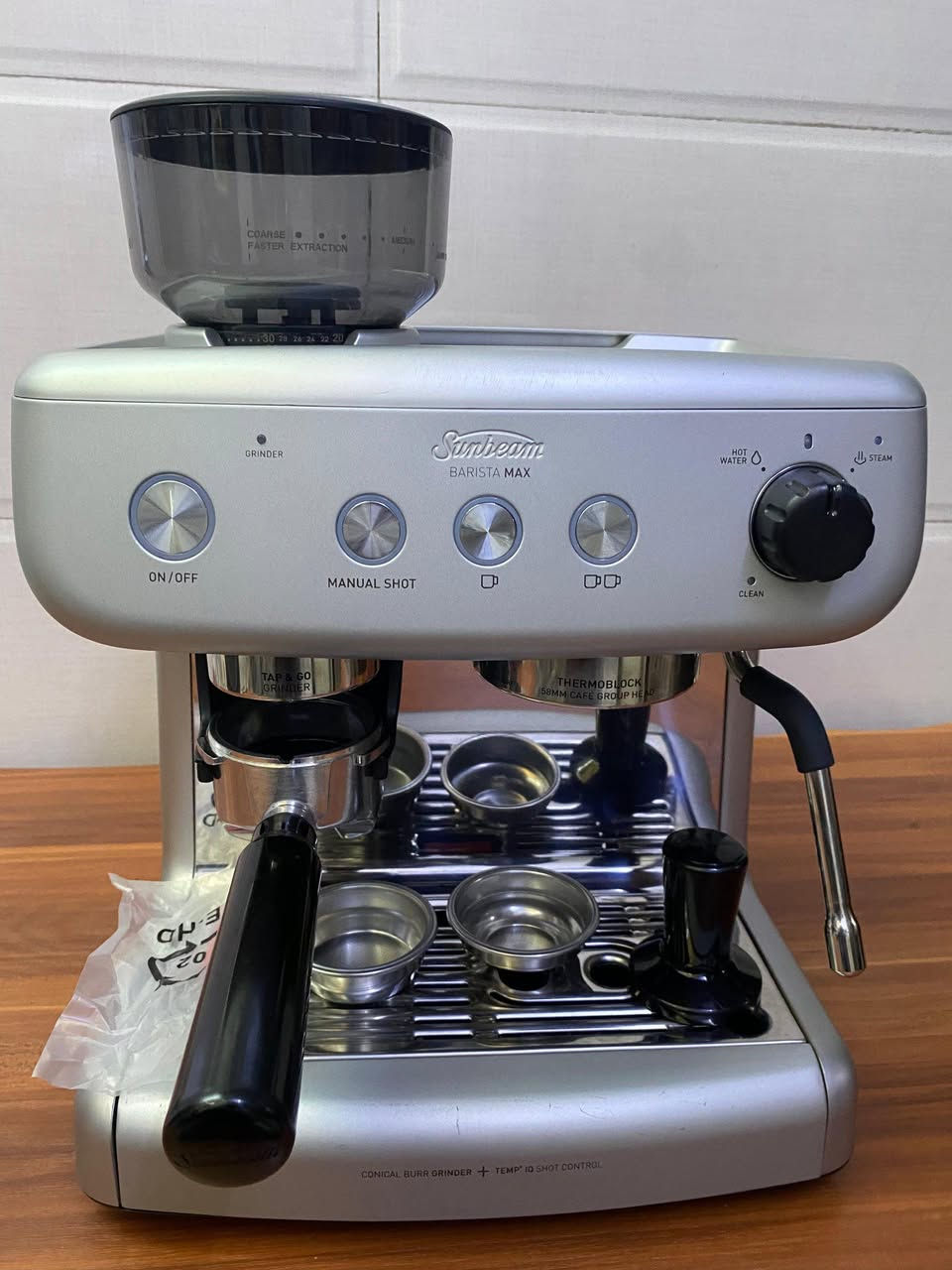 ☕ لا تبحث عن قهوة جيدة... اصنعها بنفسك.
ماكنة قهوه من عائلة البريفل 
Sunbeam Barista Max  ليست مجرد ماكينة  إسبريسو، بل تجربة احترافية تمنحك تحكمًا كاملًا بكل كوب. من طحن البن الطازج إلى استخلاص غني وكريما كثيفة ورغوة حليب مثالية، كل تفصيل فيها صُمم لعشاق القهوة الحقيقيين.

✨ أداء احترافي
✨ مطحنة مدمجة عالية الدقة
✨ استخلاص متوازن في كل مرة
✨ تبخير قوي لتحضير اللاتيه والكابتشينو بجودة المقاهي
✨ بورتافلتر احترافي بحجم 58 مم يمنحك ثباتًا أفضل في الاستخلاص وأداءً أقرب لمكائن المقاهي

اجعل ركن قهوتك يتحدث عن ذوقك... واستمتع بكوب يستحق كل رشفة.

📩 متوفرة الآن لدينا. راسلنا لمعرفة كافة التفاصيل. ☕🤎


**إذا كنت صاحب هذا الإعلان وتريد حذفه لأي سبب، رجاءا أرسل رسالة إلى الدعم الفني**