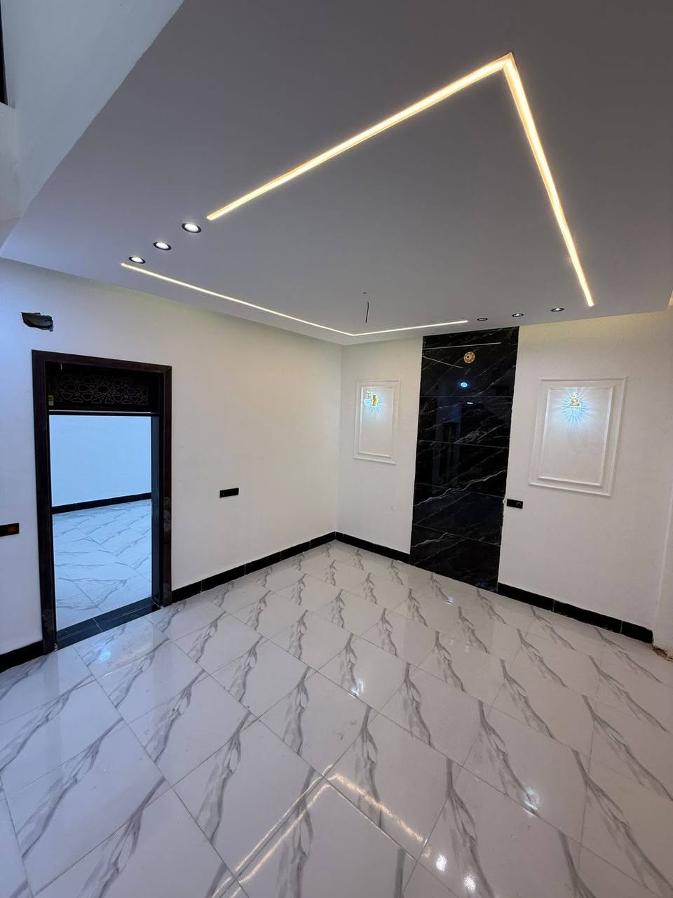 يا الله دار للبيع المساحه 100 متر طابو زراعي سند 25 يحتوي البيت على غرفه وصاله واستقبال ومطبخ وصحيات داخليه وخارجيه شغل البيت درجه اولى طابوق نهروان صابكون كريد بورسلين الثقيل لوح الدرجه الاولى عنوان البيت ملحق قريه الغدير شارع رقم ثلاثه البيت جدا مناسب جميع العروض عندنا موجوده بمكتب الامين التواصل على الارقام *********** ***********
