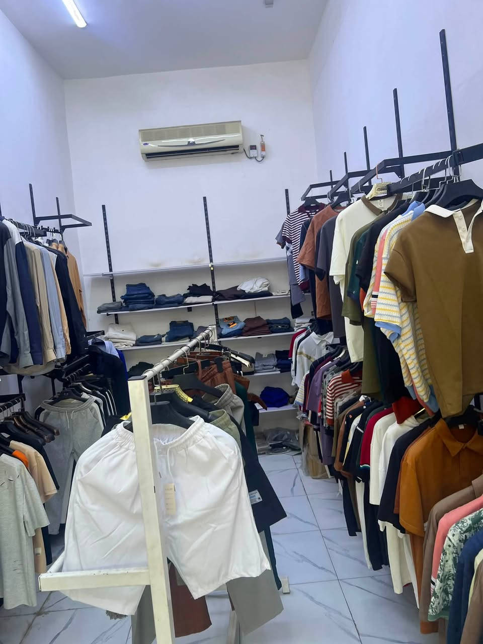 سلام عليكم محل كامل للبيع عنوان شارع نجمه شارع أسواق علي صخي مقابيل مركز فضولي
***********
