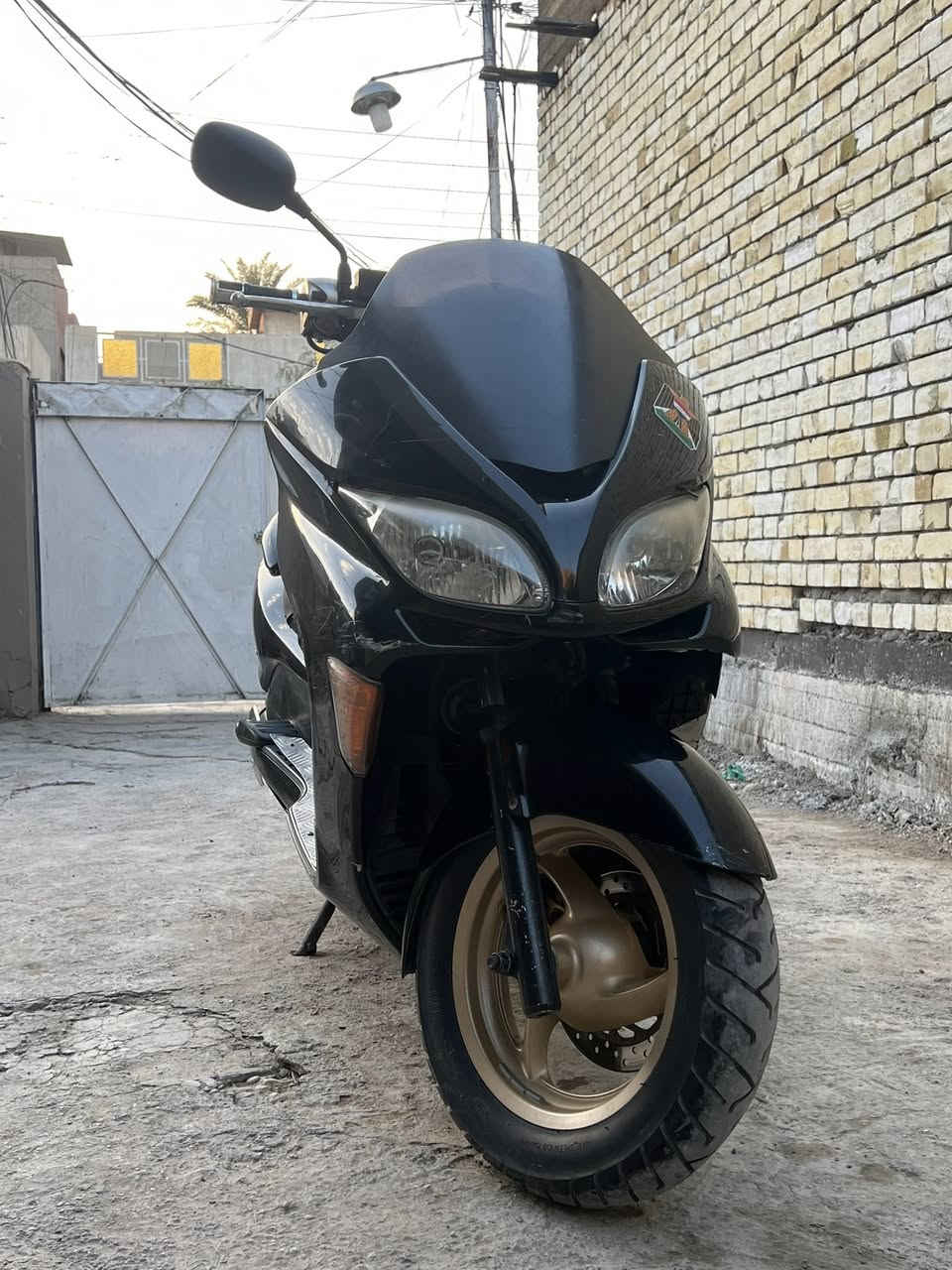 السلام عليكم  فورزة 08 كرستال عاميها .
الهاتف : ***********.     
الدراجة محرك مكفول ما مفتوح . 
كلچات رياضية شلعة ومعدل تشك الكاع معدلها 140 .
الدراجة لايتات عالي ناصي .
سماعتها تشتغل وكذالك بيها دمام .
- دهـن ما ادير غـير موتل .
- وبانزين مُحسن الدراجة مداريها . 
الگڤر الأمامي مكسور كـما موضح بالصورة .
والباقيات شخـوط خفيفة .
باتري جديد شحن الدراجة ١٣.٥ بالمشي ١٤ . 
قبق كلچات موجود هـوَ وكڤراته .
( مكاني بغداد الدورة المهدية الثانية ) . 
السعـر :(800) وبي مـال بسيط حـگ الجية . 
-- أكفلـك سرقة .
-- اوراق اليابان بيها .
-- اسوي بيها مُكاتبة .
