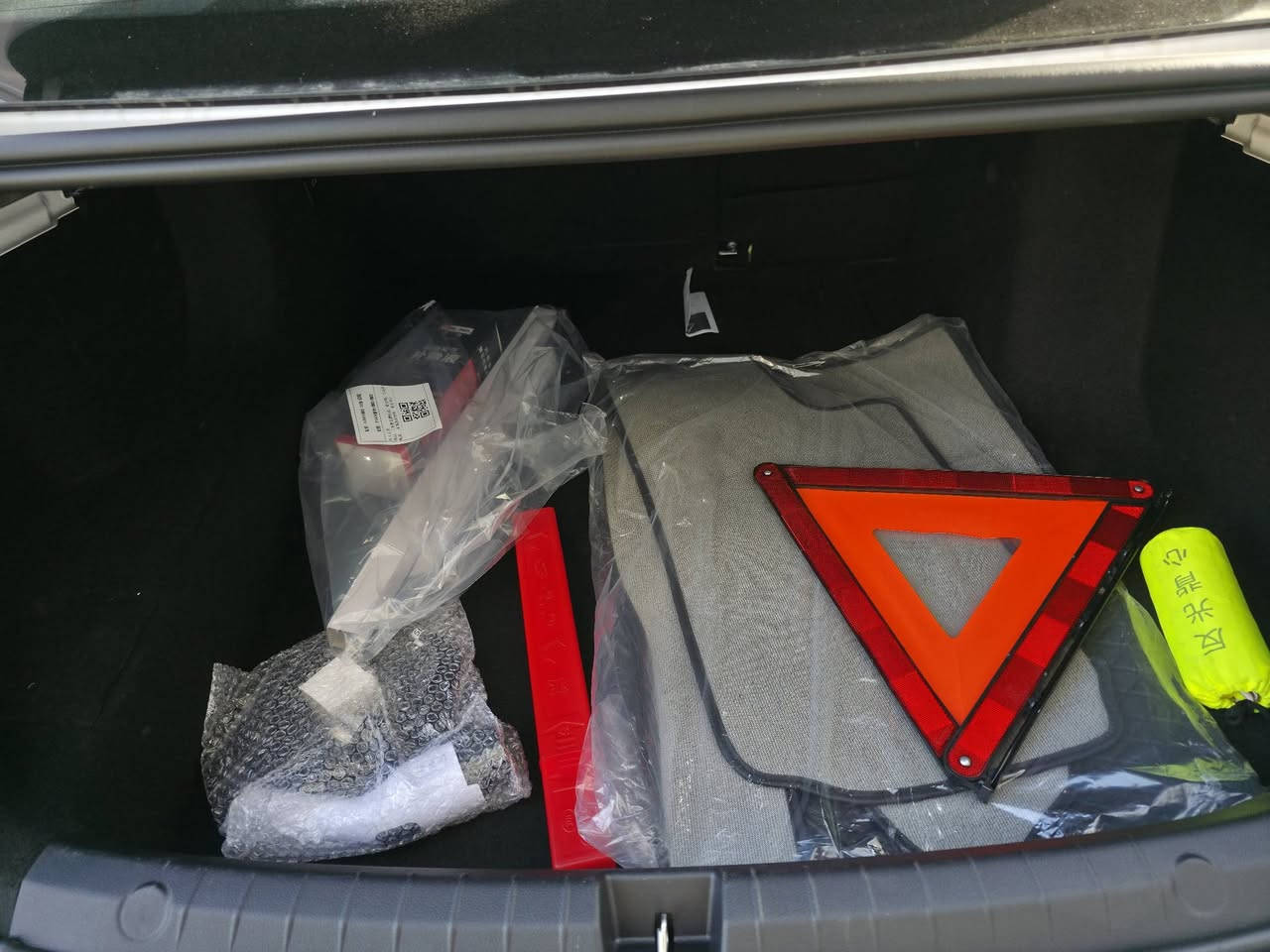 اخر قطعتين  : BYD SEAL 05  بي واي دي سيل 5
انتبه انتبه ( السيارة زيرو + ويل كب يعني مو العادية) ومامرقمة
BYD SEAL 05 بي واي دي  سيل 5 
زيرو مارقم 
موديل ٢٠٢٥ 
ويل كب✅️ ، كامرة ، حساسات، شاشة، نظام ضغط اطار  وباقي المواصفات معروفة
الملحقات : فوم ،ماسحات، دوسات ، مثلث ، شاحنة وكافة الملحقات موجودة✅️
السعر: اتصل وتعرف   (بياع شراي لاتتصل) 
رقم الهاتف : *********** 
العنوان : بغداد حي الجهاد
