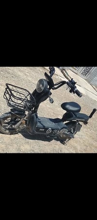 دراجة كهربائية • شاحن • للبيع
