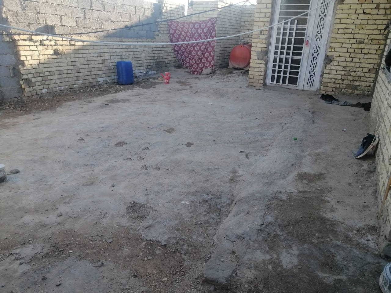 بيت في كربلاء شارع الحافظ قرب المشتل ملك صرف سند خمسه وعشرين مساحة متين وخمسين متر    يحتوي على غرفتين  5 في 4 صاله 10 في 5 مطبخ اربعه بخمسه مضيف  8 في 4
 تبليط للباب رساله كهرباء مولده كامل خدمات ملاحضه نقص البيت فقط بياض                              ***********
