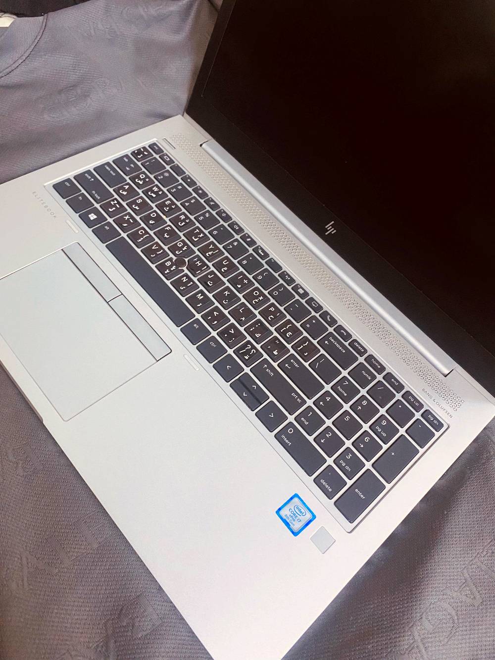 � لابتوب HP EliteBook للبيع (استعمال شخصي)

عندي لابتوب خاص بي للبيع بحالة نظيفة جداً واستعمال خفيف، مناسب للدراسة والعمل والتصفح.

✨ المواصفات:
• نوع الجهاز: HP EliteBook
• رام (RAM) جيدة تشغل البرامج بسلاسة
• يدعم SIM كارت للإنترنت المباشر
• بصمة إصبع لفتح الجهاز بسرعة وأمان
• Wi-Fi سريع واتصال قوي بالإنترنت
• شاشة واضحة وألوان جميلة ومريحة للعين
• أداء سريع بالتشغيل وفتح البرامج
• بطارية جيدة تدوم فترة زينة
• منافذ متعددة: USB – HDMI – مدخل سماعات – مدخل شبكة
• كيبورد عربي + إنكليزي
ذاكره ٥١٢ssd الرام٣٢
المكان البوبيات عمود٧٩
السعر٥٠٠ وبيه مجال📌 الجهاز نظيف وما بي أي مشاكل.
📩 اللي مهتم يراسلني خاص رقم الهاتف*********** بي واتساب
