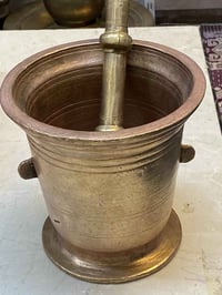 هاون بغدادي قديم ابو التراجي ارتفاع ١٥ ونص اليده ٢٥ ونص ٠٧٧٠٢٨١٤٣٢٧