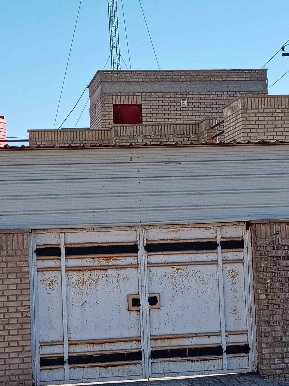 اللهم صلي على محمد وال محمد🤲 بيت للبيع مساحه 200/م طابق واحد دور مجلس محافظة طابو صرف مدار بسم المشتري البيت فارغ جاهز للسكن
للاستفسار//***********//واتساب 📲
