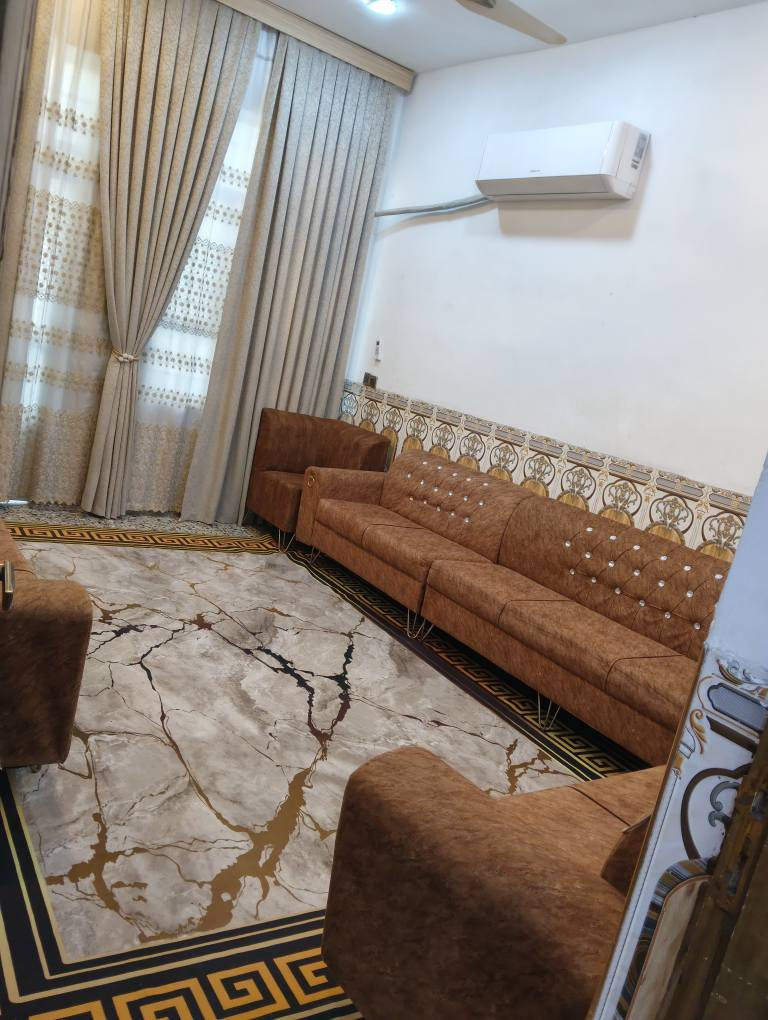 السلام عليكم
بيت للبيع بداية شارع المراسمه
 قرب الدفاع المدني 
سند ٢٥ 

المساحة ١٨٠ متر  طابقين 
الطابق الأول بناء طابوق جمهوري 
غرفتين وحولي وصحيات ومطبخ واستقبال 
الطابق الثاني غرفتين وصحيات 
للإستفسار اتصل على *********** او مراسلة الصفحة بغداد, العراق
