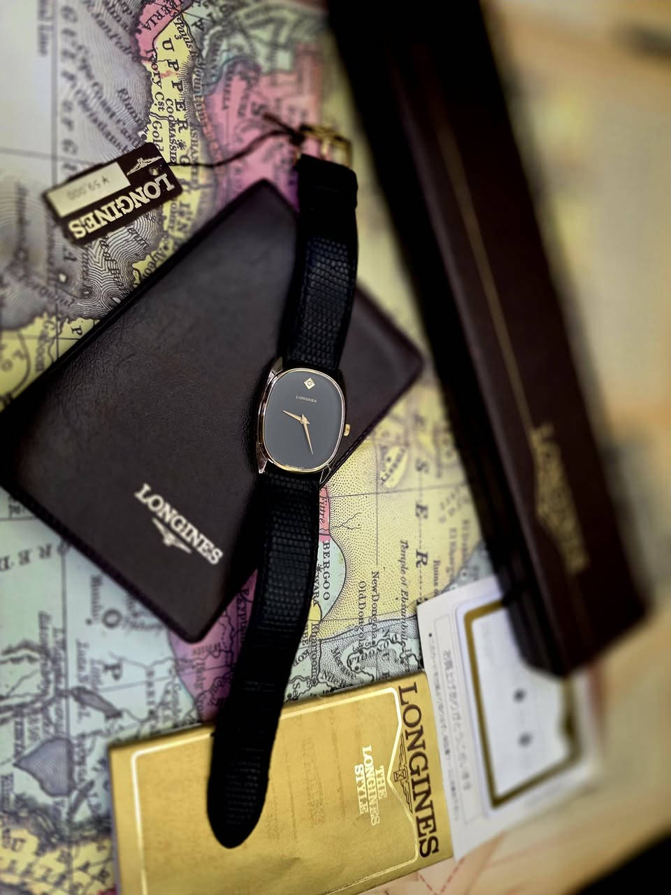 ساعة لونجين إليبس دايموند بيب..

Longines Ellipse "Diamond Pip" المرجع 1093

الحركة يدوية التعبئة (Manual Winding) من طراز 1847.4 .Cal .

التصميم تتميز بقرص أسود، هيكل ذهبي، وماسة صغيرة عند علامة الساعة 12

قطر ساعة 

الأبعاد بدون التاج : ۲۸ ۳۲ مم

السماكة : 1.5 مم

، عرض العروة : ۱۸ مم

، المسافة بين العروات: ٣٦ مم

كامل مرفقات 

تعرض في مزاد غدآ يوم الاثنين على تيك توك


**إذا كنت صاحب هذا الإعلان وتريد حذفه لأي سبب، رجاءا أرسل رسالة إلى الدعم الفني**