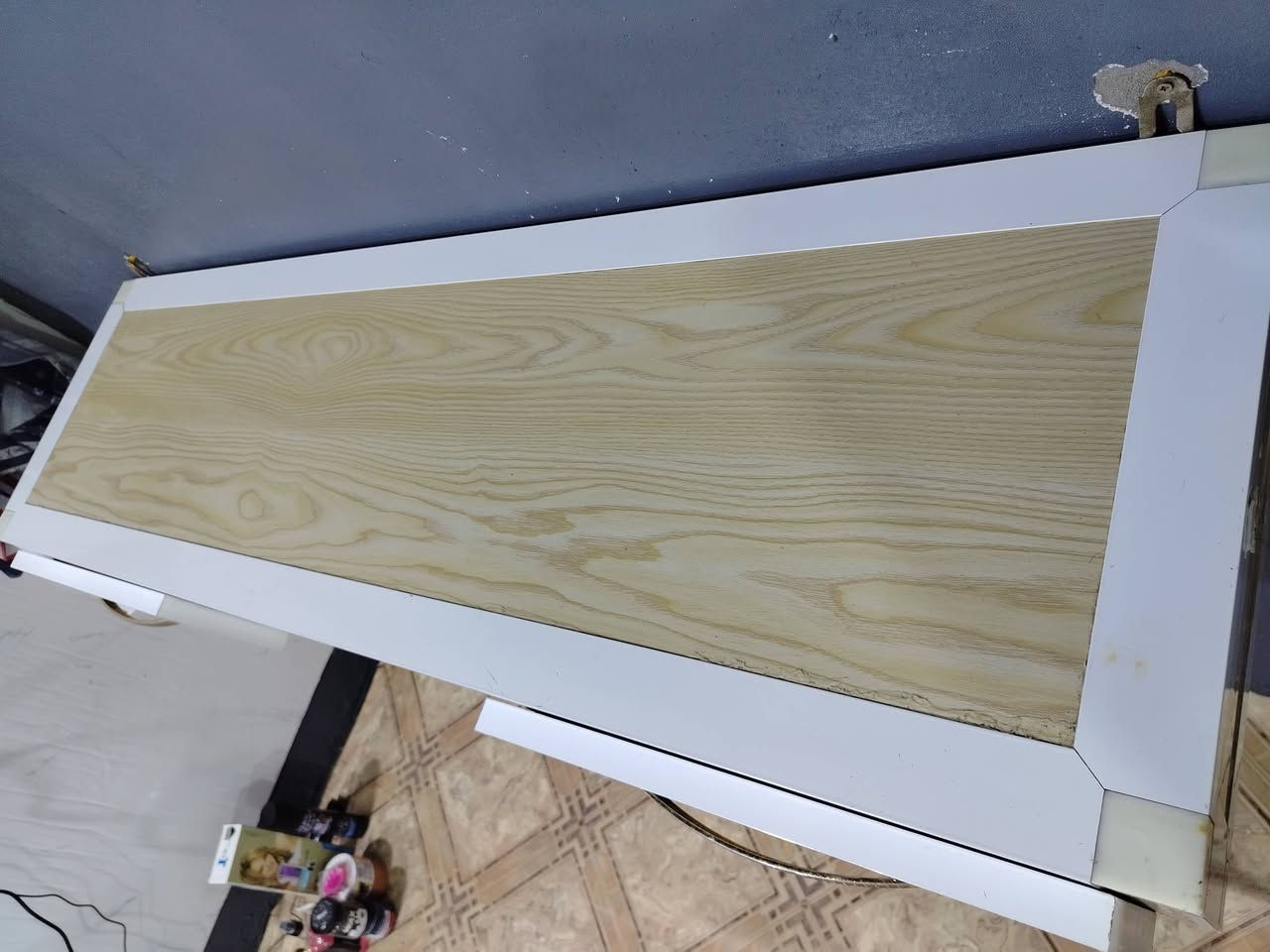 ميز حلاقة مع اطار مرايه للبيع المرايا مكسوره نظافة حلوه ابو الخصيب وسعر مناسب 80 الف ***********
