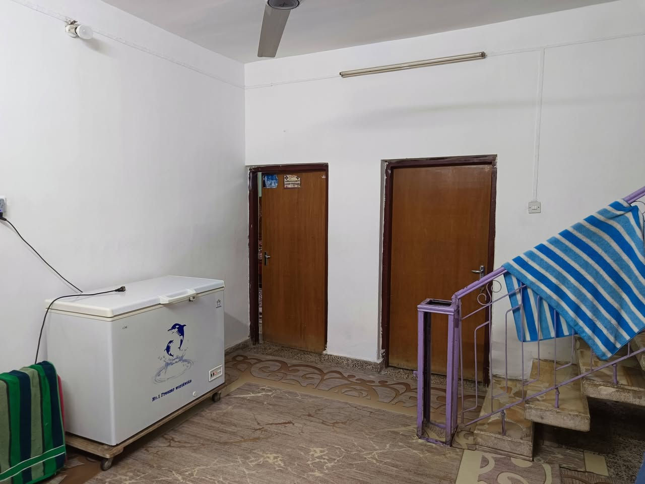 سلام عليكم دار للبيع في الجمعيه الثانيه قرب جامع الصادق ع
المساحه 340 متر خمس غرف موقع مميز رقم ***********
