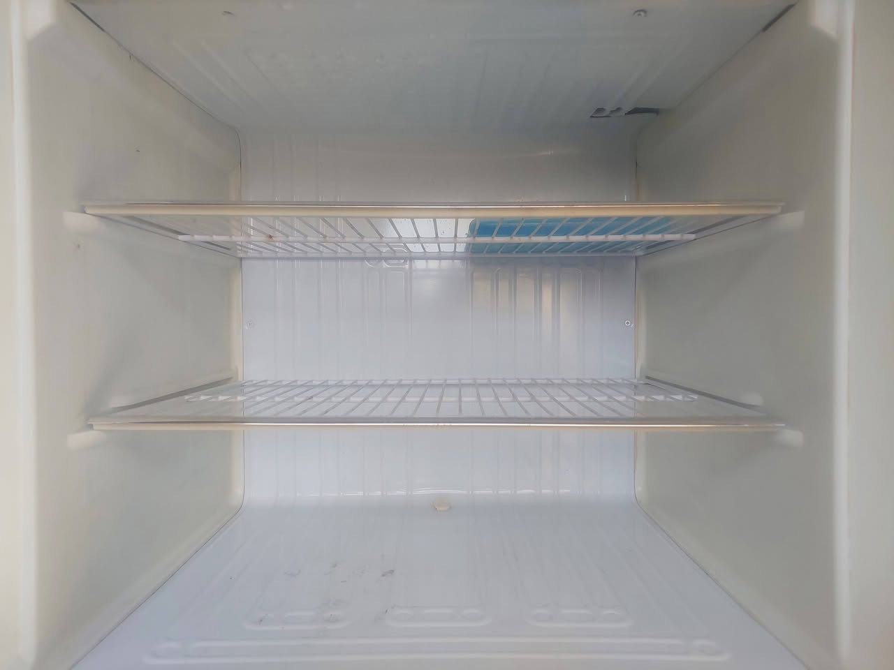 سلام عليكم للبيع ثلاجه كبيره نضيفه جدن***********
