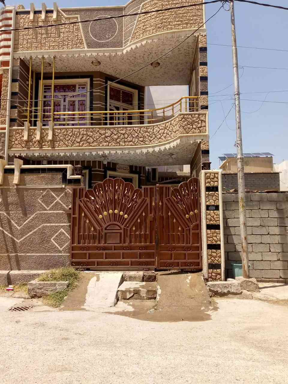 السلام عليكم..بيت مساحه 150 ثلاث طوابق ...يحتوي الطابق الاول على غرفه استقبال ومطبخ وصاله واسعه وغرفه نوم وصحيات والطابق الثاني نفس الاول والطابق الثالث غرفه وبيتونه واسعه ...بناء سنه 2014...العنوان التحرير السكك خلف الجمعيه الفلاحيه سابقاا...التواصل على الخاص او على الرقم ***********
