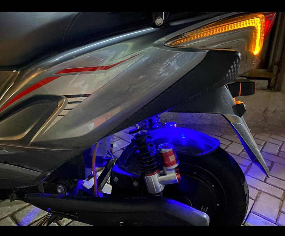 دراجة شحن
١. إشارة لد امامي خلفي 
٢. تاير خلفي جديد 
٣. دسك امامي خلفي 
٤. لايت زنون عالي ناصي 
٥.دبلات غاز 
المكان بغداد مدينة الصدر 
السعر ٤٠٠الف بيهة مجال قليل
***********
