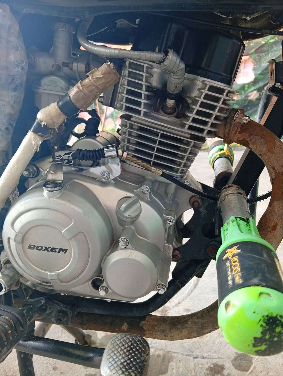 سلام عليكم
دراجه بوكسم 
موديل 19 أوراق اصلي كبل ترقم 
كلها شغاله سلف هندر اشاير يمنه يسره عالي ناصي بك لايت دشبول كامله كلها شغاله مكينتها مفتوحه مره وحده عوزها بس صالنصه طاك الفلتر بس 
مكاني حله ابو خستاوي رقم *********** سعر 800 وبيها مجال لشراي
