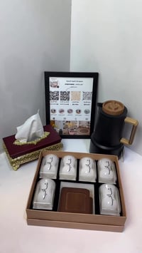 سيت ضيافة • دلة سوداء • استكانات بخط عربي