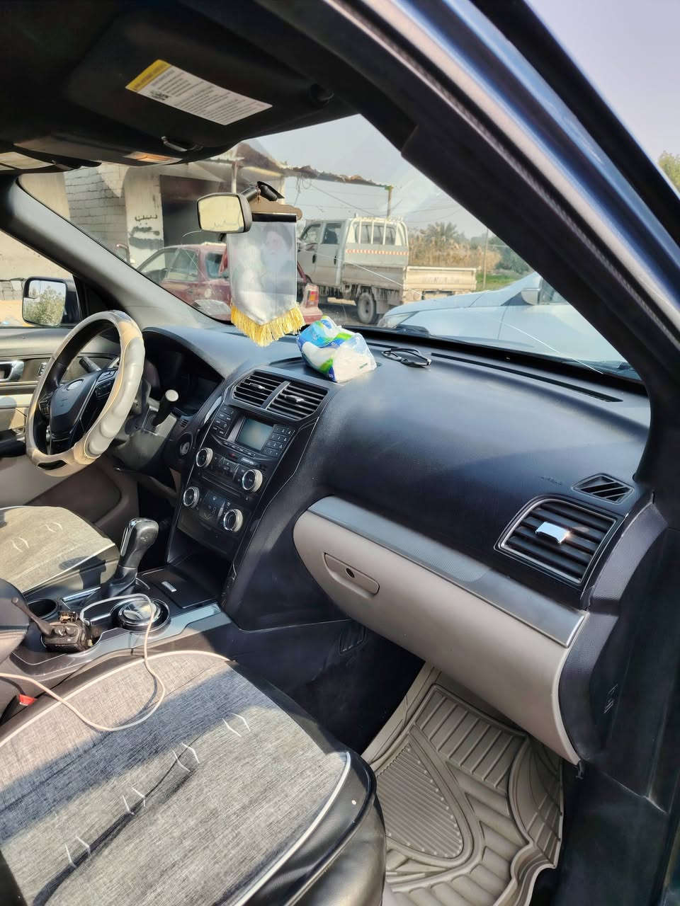 السلام عليكم
فورد اكسبلور٢٠١٨ ٦سلندر ٧ راكب  نظيفة جدا حادثها الجانب الأيمن من الجنطة سنوية بإسمي بابل الشوملي معروضة ١٨٥
*********** 
***********
