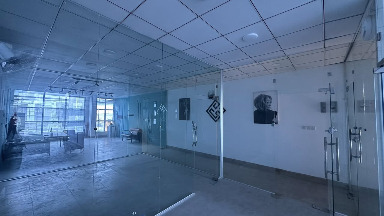 جام مكتب 10 ملم للبيع نظيف جداً
6.40*3.95 قياس  
الارتفاع 2.93
البوب 90*2.10 مقسى
للاستفسار 
***********
***********
