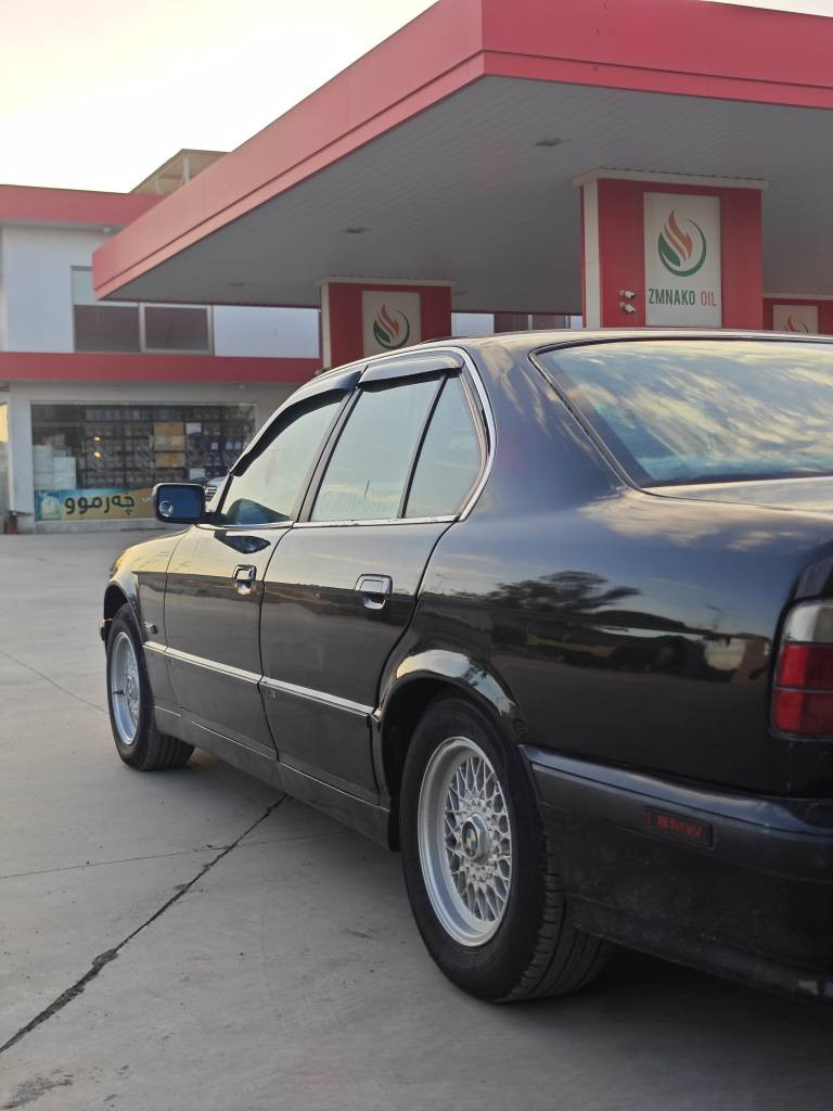 Bmw مودیل 1995 حجم 525
فول فول مواسفات 
رەنگی رەشی قترانە
سڵاید پەردە سوکان کارەبا
ئۆتۆ ماتیک چوار جام کاربای 
تبرید ساردو گەرم مەزبوت
کاربای هەموی بەشەرت
گێرو مکینەو گاردو اکسلی بەشەرت
دەعمو لێدراوی نیە هەموی گیانی بەشەرت
بتاقەی بەنزینی هەیە سەنەویتا 2029 تازیە
 و چوار تایەی تازەی لە ژێرە و بێ تەقەو رقیە
سعری 77 گەڵاو مجال 
ژمارەی خاونی ***********
***********
بیم مودیل 1995 
بدون حادث بدون معجون صبخ عام
مواصفات فول فول 
بردە ..سلاید ..کسنات جلد 
تبرید شغال 
کیجات کلە کهربایات شغال بلادی 
سنویە و هزە جدید
دفتر بنزین بیهی
سعر 77$ مجال بصیط
*********** كركوك, العراق
