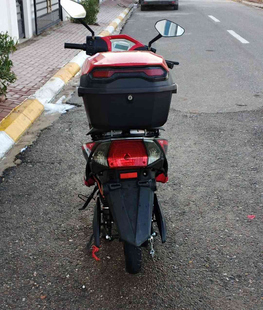 السلام عليكم.
دراجة شحن للبيع موديل 2023 مع الملحقات (خوذة + عدة ).
سنة الشراء :2024/9
مواصفات الدراجة :
ملف :1500 واط.
السرعة :65.
عدد البطارية: 7.
المسافة التي تقطعها الدراجة في الشحنة الواحدة :60 كيلوا متر.
حالة الدراجة :
جيدة جدا كما هي واضحة في الصور.
حالة البطاريات :
جديدة وحالتها جيدة جدا.
السعر : 690 الف مع مجال بسيط.


**إذا كنت صاحب هذا الإعلان وتريد حذفه لأي سبب، رجاءا أرسل رسالة إلى الدعم الفني**