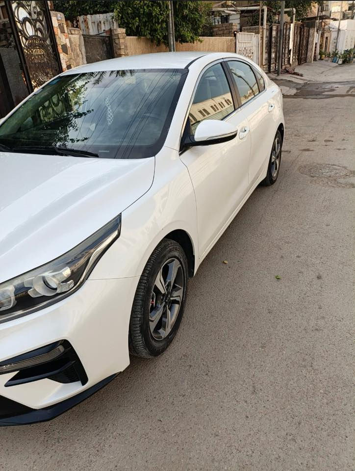 السلام عليكم 
كيا سيراتو خليحي باسمي رقم بغداد انكليزي موديل 19 فول مواصفات 
محرك 1600 مكفول وكير AT  مكفول قطعتين تبريد وبصمه وتشغيل عن بعد وحساسات اماميه وخلفيه وشاشه ومري شفط وثلاث انظمه قياده نظام ترحيب عند الاقتراب وشاشه اعطال وفتح صندوق عند الاقتراب سياره مفوله للاخير عدا بس ابو دراجه طاخ بين البابين من جهه السائق كما موضح بصوره ومصلحة سياره كامله ماناقصها شي . ماشيه 112 الف السعر 150 موجود سونار راسلني عل واتساب وادزه ***********
