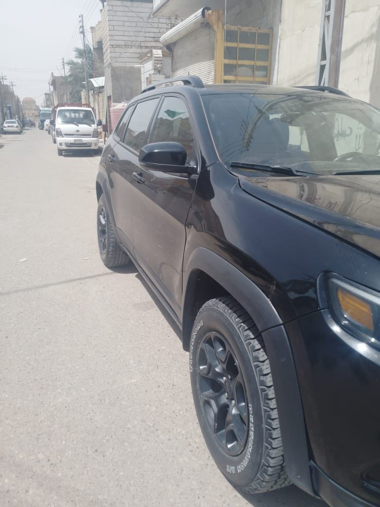 السلام عليكم 
جيب (شيروكي لاتيودي 4x4) 
اللون اسود داكن مع طبقة من الخرز
موديل : 2022
ماشية : 75 الف 
المواصفات 
بصمه 
كشنات كهرباء 
كشنات جلد + كنتارة 
شاشة 
كاميرا 
رادارات 
تحكم ستيرن جهتين 
كروز سرعة 
نظام سبورت 
نظام ايكو 
نظام اطفاء 
نظام توقف عند الاقتراب 
حساسات خلفية 
تاير الوكالة جبلي
بلوجكتور زنون 
قطعتين تبريد 
(رقم انكليزي ميسان مشروع وطني  ) 
الحادث فقط بنيد بدون اي ضرر 
السيارة جاهزه من كلشي بدون اي نقص . 
السعر : 190
العنوان : محافطة ميسان
***********
