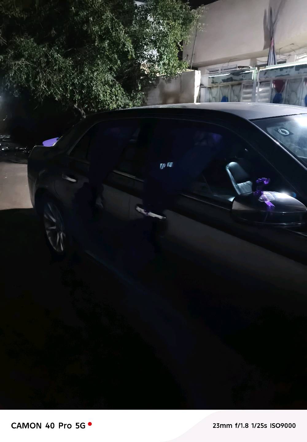 سيارة مزينة ومصممة لحفلات الزفاف أو المناسبات الخاصة. السيارة مزينة بأقمشة وباقات زهور باللون البنفسجي والأبيض على مقدمة وزوايا السيارة مما يعطيها لمسة أنيقة ومبهجة. مناسبة للاستخدام كسيارة موكب رئيسية في حفل زفاف أو أي مناسبة خاصة تتطلب دخولاً مبهراً.