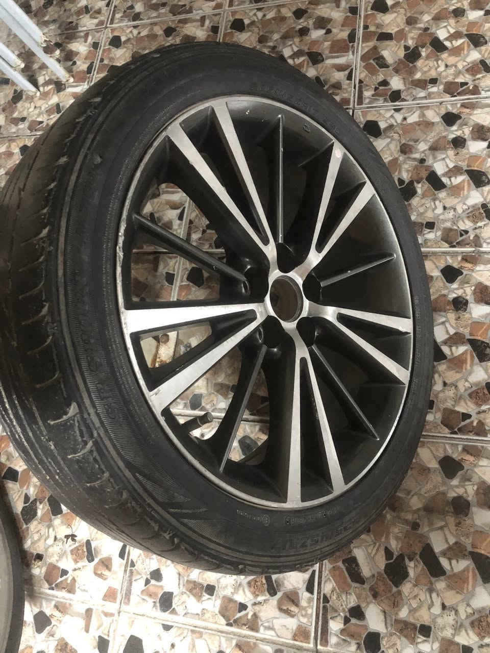 تك واحد فقط يفيد سبير للكورلا حجم ١٧ مع التاير ٥٠ الف بغداد غزاليه ***********
