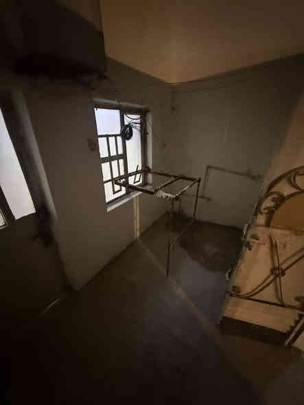 السلام عليكم 
مشتمل الايجار 
محتوياتة / طرمة صغيرة + صالة + مطبخ + ملحقات منفصلة 
غرفة نوم طابق اول + غرفة نوم طابق ثاني 
الموقع تقاطع العيادة نهاية الشارع بتجاه شارع الدور العريض 
الايجار 400 قفل 

للستفسار ***********
