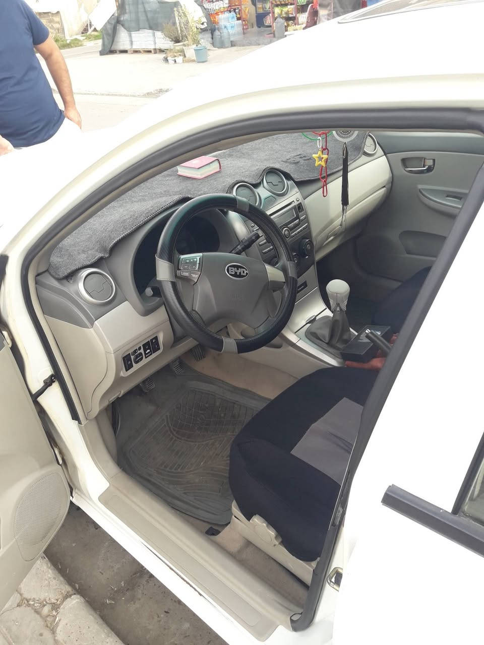 السلام عليكم للبيع بيوايدي ج ثري  موديل ٢٠١٣ سيارة مكفول من كل شي للبيع سعر ٦٣ وبيها مجال *********** مكان السياره بغداد حي العامل
