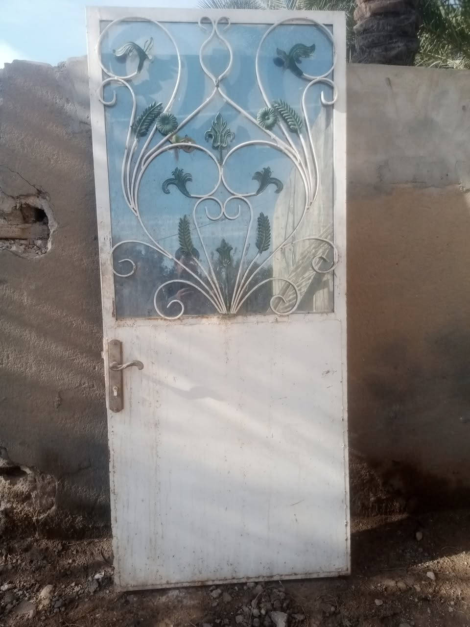 سلام عليكم باب  طلاكه وربع وشباك
لبيع لمكان واسط شحيميه قريه 6 تصل ***********
