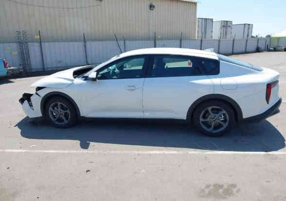 سلام عليكم متاح سيارة كي 4 ابيع على وضعها الضرر كماموضح بالصور السيارة حلوة ونضيفة كلش مثل ليرة السيارة واصلة بغداد سعرها 148سيارة موديل 2025 
***********
