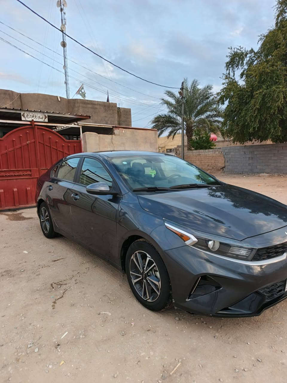 السلام عليكم
فورتي موديل 23 بدون رقم 
تترقم جميع محافظات
كير اي تي جديد
محرك حدادية تخم تاير كله كفالة 
ماشية 30
حادثها بنيد وبارد جاملغ بدون شواصي
السياره خير من الله بصمه ثاني يوم 
السعر 142وبيها مجال حق العمله 
عنوان كربلاء المقدسة 
للاتصال ***********
***********
