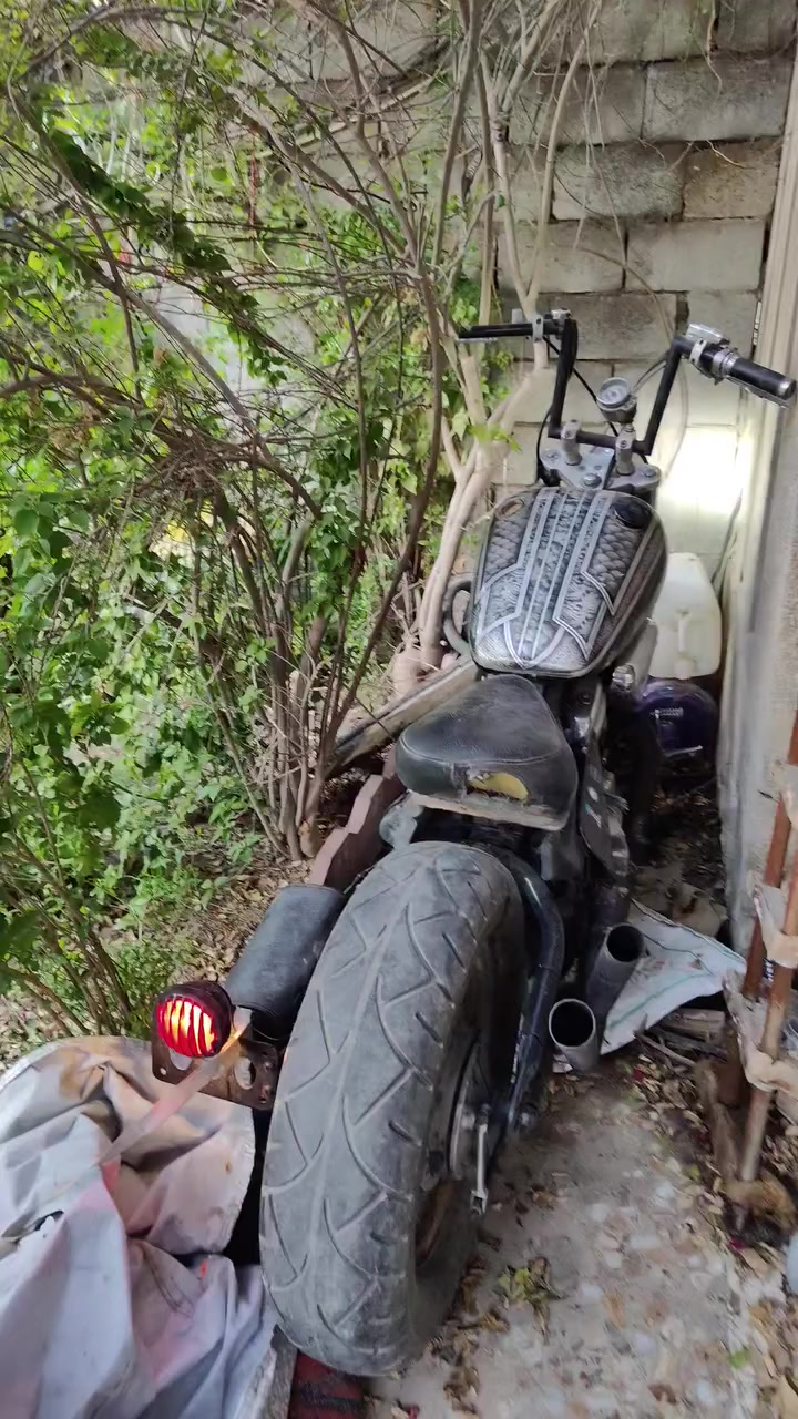 سلام عليكم هارلي ستد  رقم بغداد وسنوية باسمي لدراجه تاركها نكره بكل وقت سعرها مليون و 350 نهايتها وماكو رقم بهل سعر  مكاني بغداد الشعب  رقمي ***********
