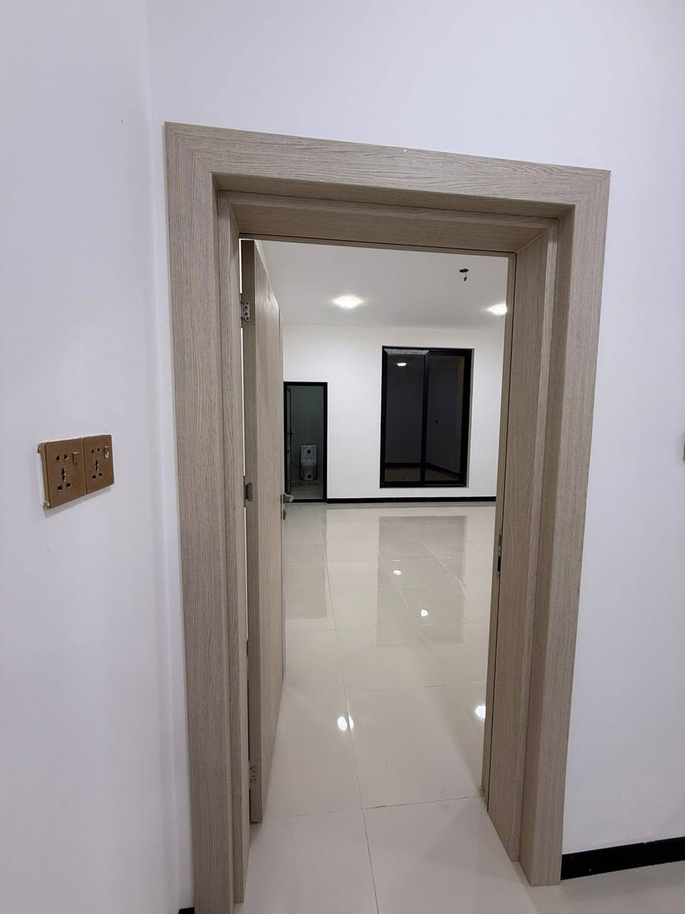 بيت طابقين طابو صرف بناء حديث درجة أولى فصال تركي موقع ممتاز جدا للبيع السعر 170 مليون بالبكرلي بالفنانين ثاني بيت عن الشارع العام خط كيات البكرلي قرب المدارس ابن طاووس الابتدائيه وايضا قرب المدارس بنت الهدى متوسطة واعدادية البنات وايضا قرب مدارس المتوسطة والإعدادية للبنين والمستوصف الصحي يعني سنتر مركز المدينة وفي مكان راقي جدا تبليط ومجاري يحتوي على غرفتين نوم وصاله ومطبخ وهول وصحيات فوك وصحيات جوه داخلية وخارجية منظومة كاميرات منظومة غاز نشرات ضوئيه للواجهية نظام التكيف والسبالت نظام مخفي البيت مواصفات عصرية حديثة ومتطورة المساحة 100 متر سند طابو صرف تحويل مباشر باسم المشتري للاستفسار ***********
