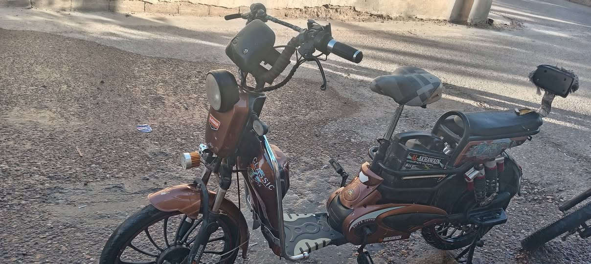السلام عليكم دراجه شحن حجم 20 شغاله خمس بطاريات عل فحص لايت عالي ناصي هورن نشرات جانبيه بصمه اسويج شاحنه اصليه السعر 200 الرقم *********** مكان الانبار الخالديه

